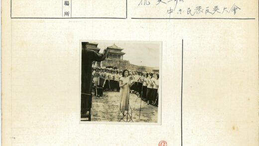传统建筑前合唱表演.jpg