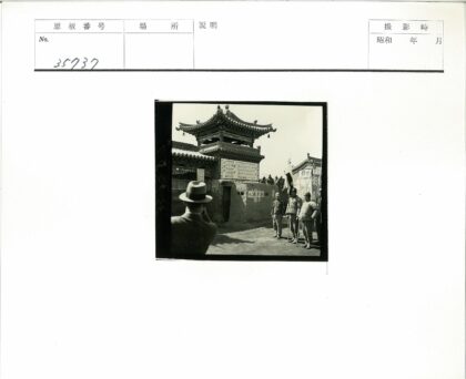 传统建筑前合影留念.jpg