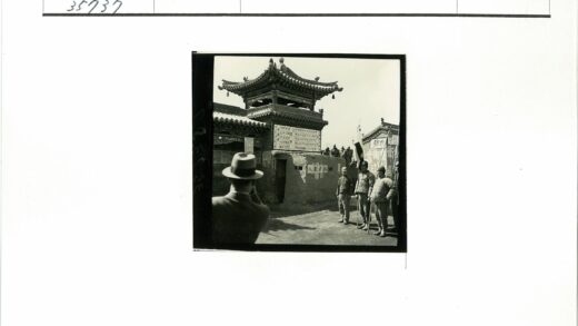 传统建筑前合影留念.jpg