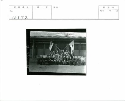传统建筑前合影留念.jpg