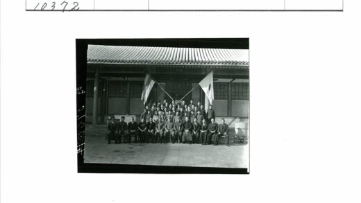 传统建筑前合影留念.jpg