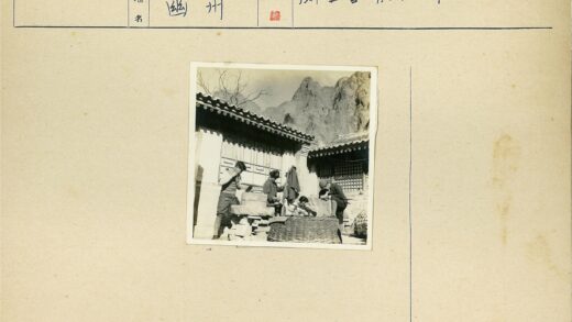 传统建筑前四人活动山区风光.jpg