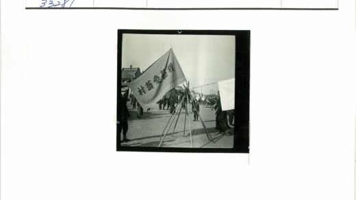 传统建筑前国旗展示与人群互动.jpg
