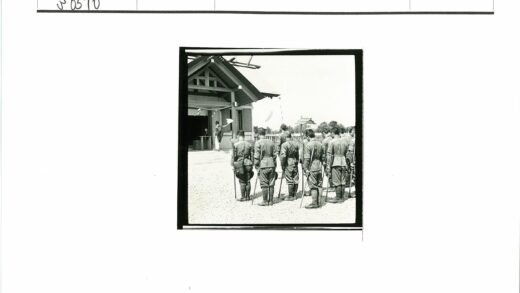 传统建筑前士兵列队仪式.jpg