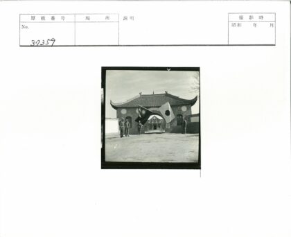 传统建筑前士兵站岗.jpg