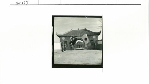 传统建筑前士兵站岗.jpg