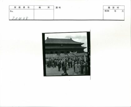 传统建筑前多元人群集会.jpg