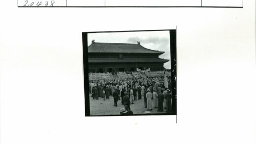 传统建筑前多元人群集会.jpg