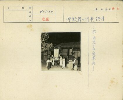 传统建筑前夜聚庆典.jpg