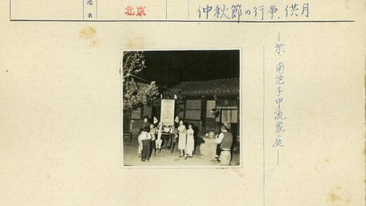 传统建筑前夜聚庆典.jpg