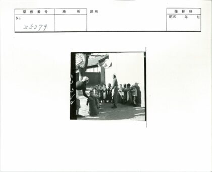 传统建筑前大人与孩子手拉手.jpg
