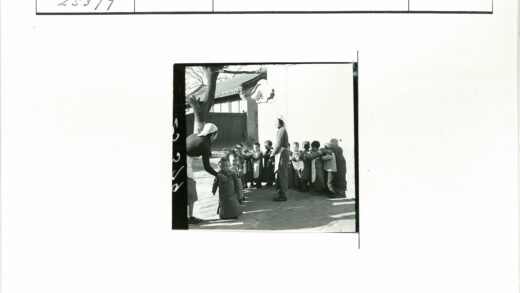 传统建筑前大人与孩子手拉手.jpg