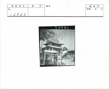 传统建筑前女子与瓶桌景.jpg