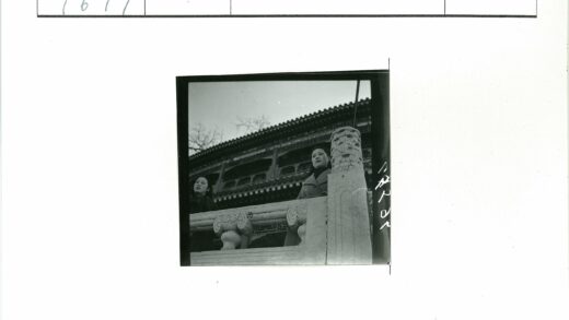 传统建筑前女子与石栏杆.jpg