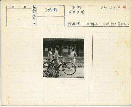 传统建筑前妇女与自行车.jpg