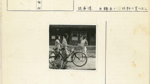 传统建筑前妇女与自行车.jpg