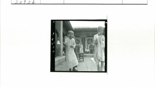 传统建筑前孩童与成人合影.jpg