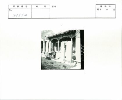 传统建筑前孩童与石柱.jpg
