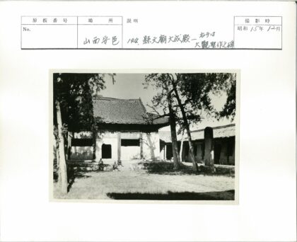 传统建筑前孩童嬉戏.jpg