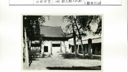 传统建筑前孩童嬉戏.jpg