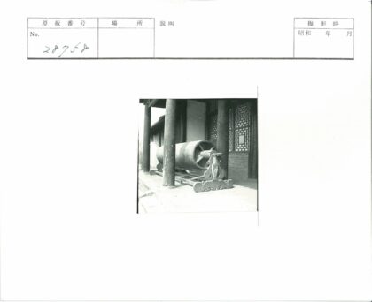 传统建筑前巨型木鼓与华丽装饰.jpg