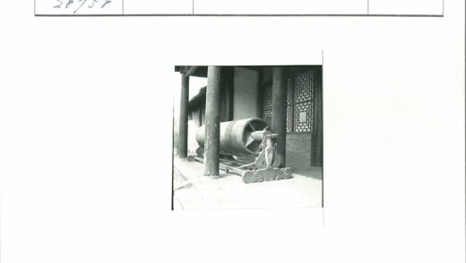 传统建筑前巨型木鼓与华丽装饰.jpg