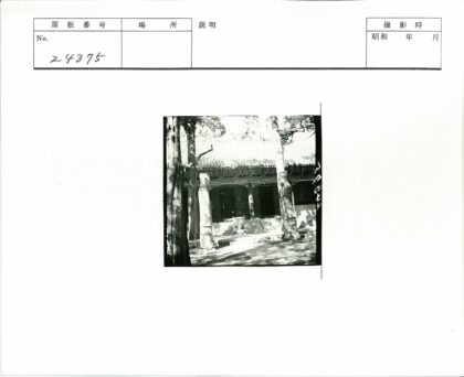传统建筑前巨型雕像景观.jpg