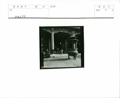 传统建筑前巨型香炉与跪拜者.jpg