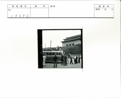 传统建筑前巴士人群与行李.jpg