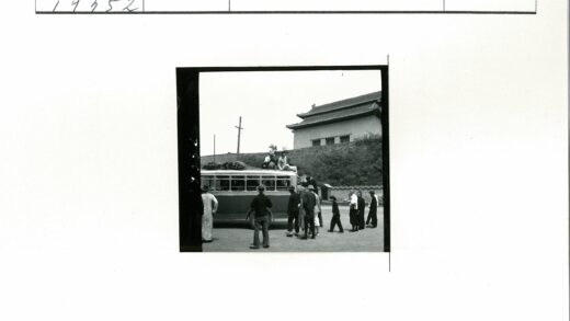 传统建筑前巴士人群与行李.jpg
