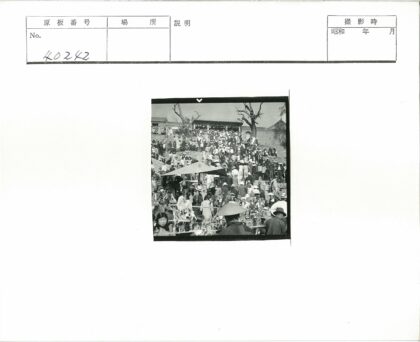 传统建筑前市集人群与商贩.jpg