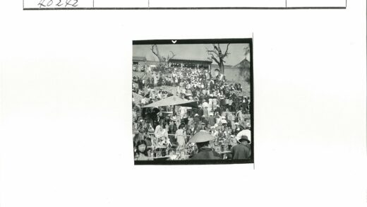 传统建筑前市集人群与商贩.jpg