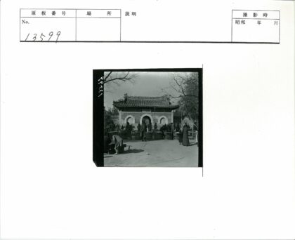 传统建筑前市集生活剪影.jpg