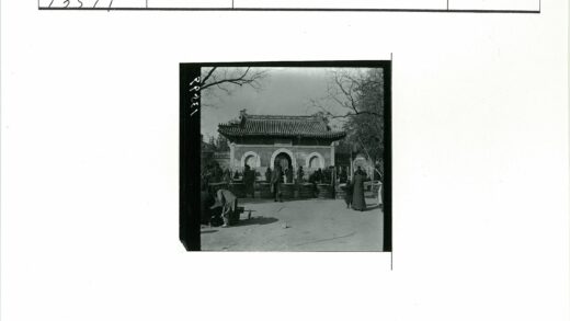 传统建筑前市集生活剪影.jpg