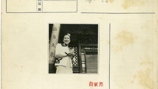 传统建筑前微笑倚柱妇女.jpg