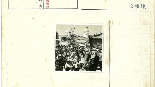 传统建筑前戴帽人群与佛塔.jpg