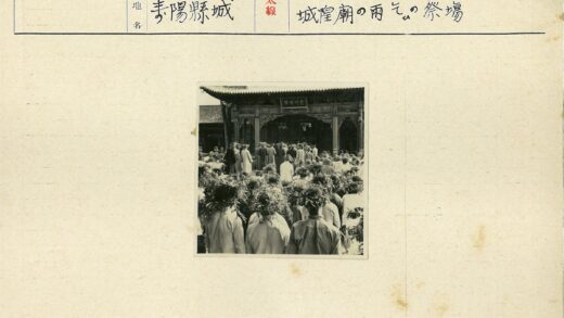 传统建筑前戴树叶冠的人群.jpg