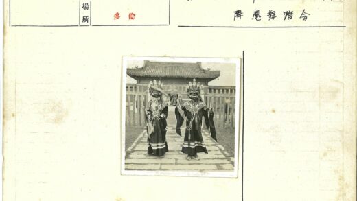 传统建筑前戴面具的盛装人物.jpg