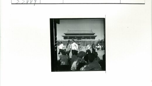 传统建筑前户外休闲时光.jpg