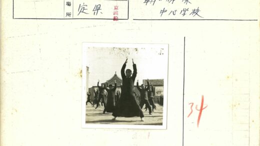 传统建筑前户外同步运动.jpg