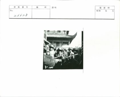 传统建筑前户外烤肉聚会.jpg