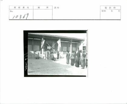 传统建筑前户外聚会.jpg