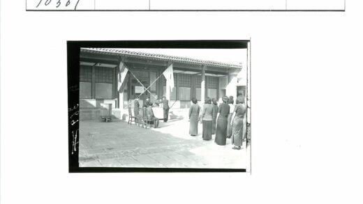 传统建筑前户外聚会.jpg