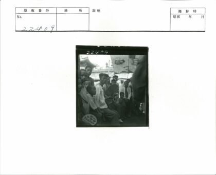 传统建筑前持扇人群.jpg