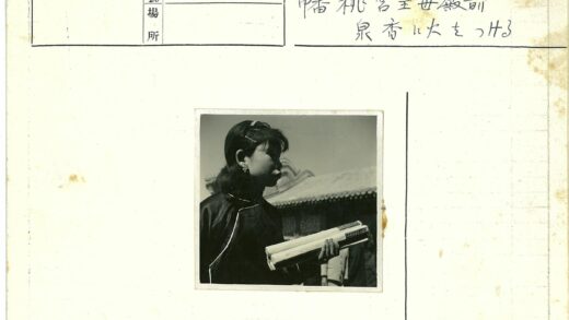 传统建筑前持文件妇女.jpg