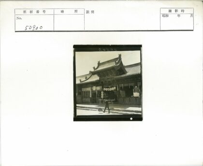 传统建筑前持篮人.jpg