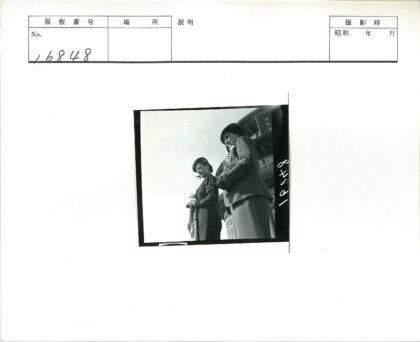 传统建筑前持花女子合影.jpg