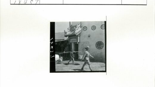 传统建筑前挑篮行人.jpg