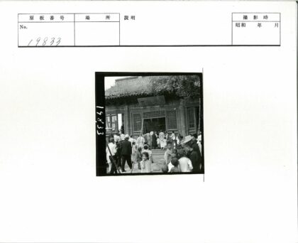 传统建筑前排队的人群.jpg