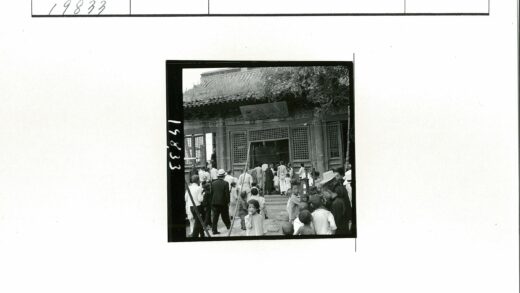 传统建筑前排队的人群.jpg